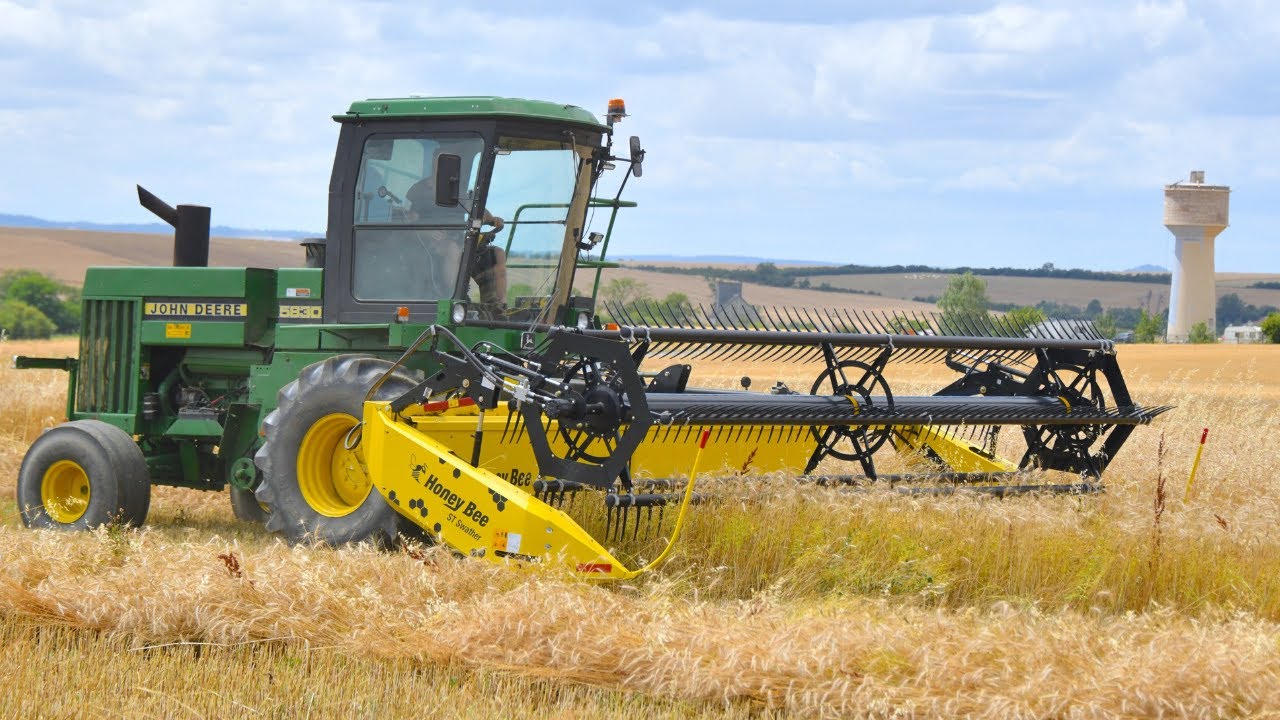 Unique en Moselle | Old timer John Deere 5830 avec une coupe Honey Bee ST Swather  |