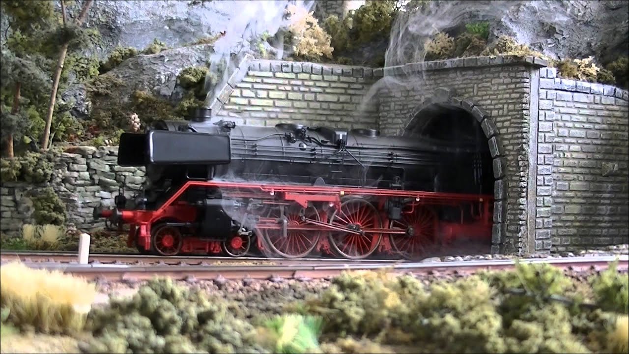 Baureihe 01 147 der Deutsche Bundesbahn in Volldampf (Märklin 39010)
