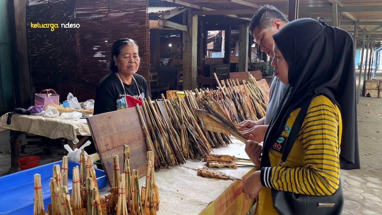 Pergi ke pasar ikan ,beli cumi, ikan asap dan beli nasi pecel untuk keluarga, suasana desa