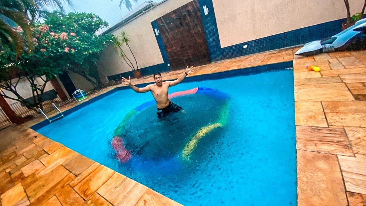 COLOQUEI A CAMA ELÁSTICA DENTRO DA PISCINA !