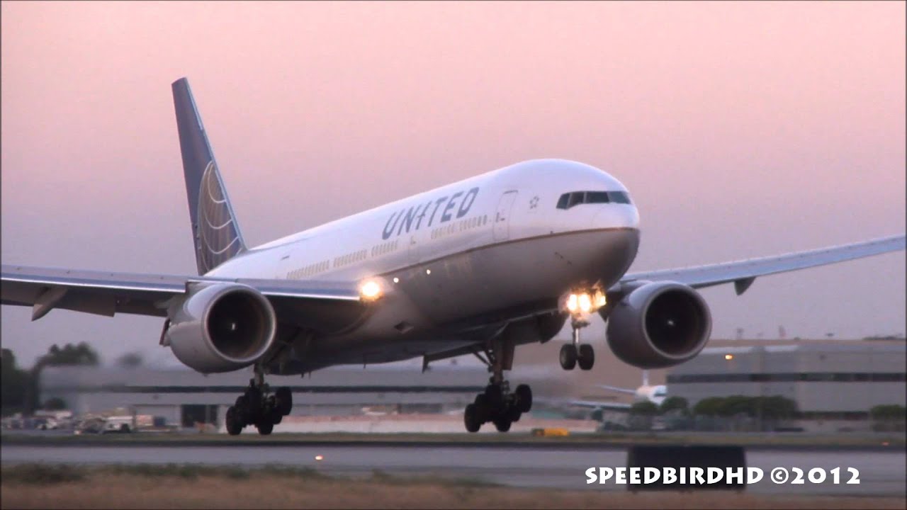 United Airlines Boeing 777-222 [N226UA] Landing