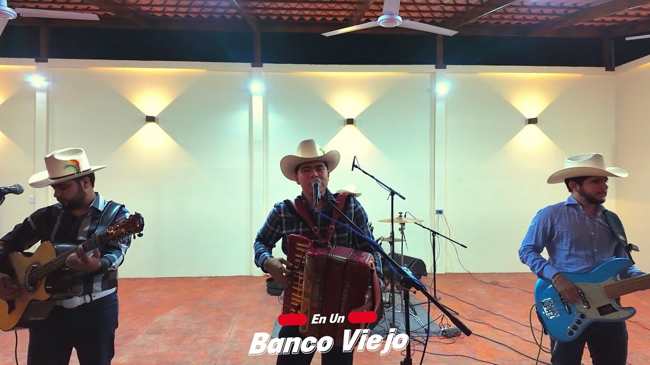 En un Banco Viejo - Decadentes de Culiacán (En Vivo 2025)