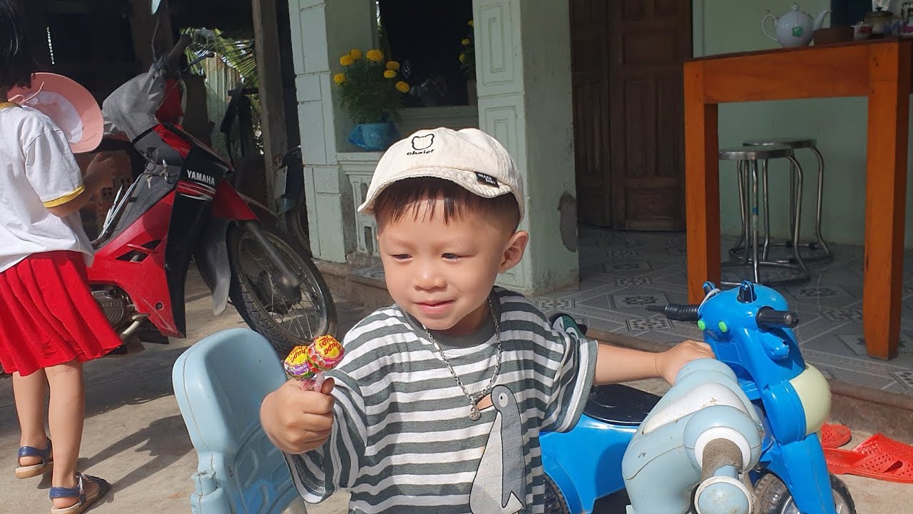 Rio đi mua kẹo mút với anh chị