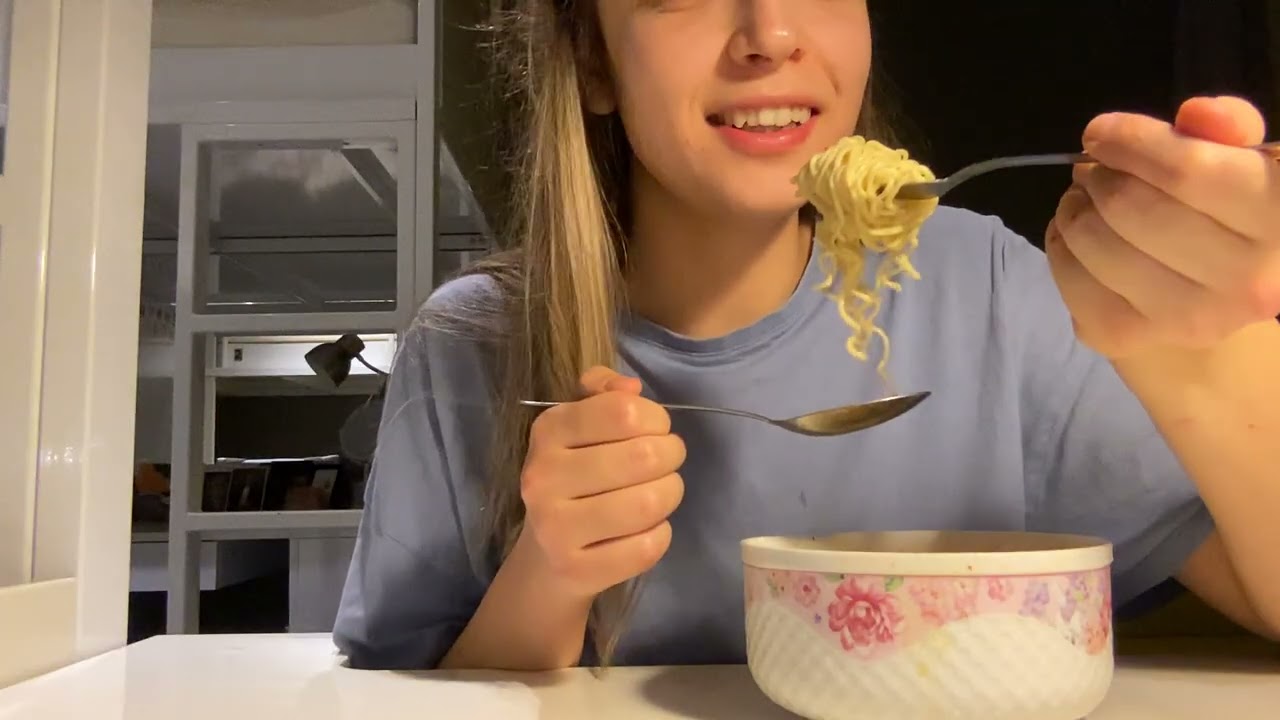 Noodle mukbang tıp okumak zor mu? Kyk yurt odasında