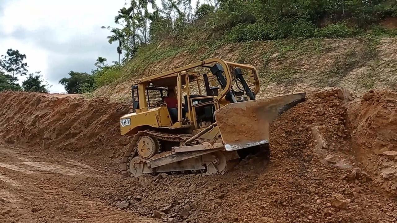 D6R XL Bulldozer Operator Is Very Good at Leveling Hills For Farm Roads Vol.1