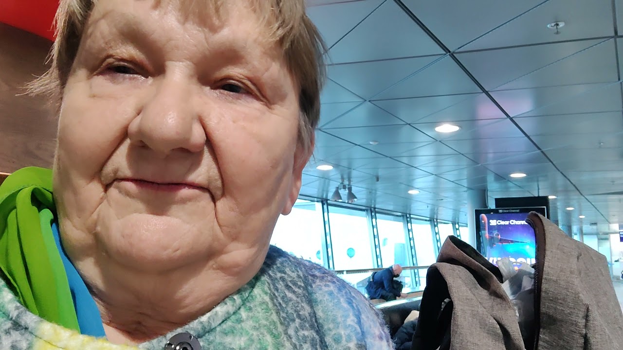 HELSINKI-VANTAA LENTOKENTTÄ. Ongelmitta ei selviä, mutta nyt TULLI ja TURVATARKASTUS ohitettu.