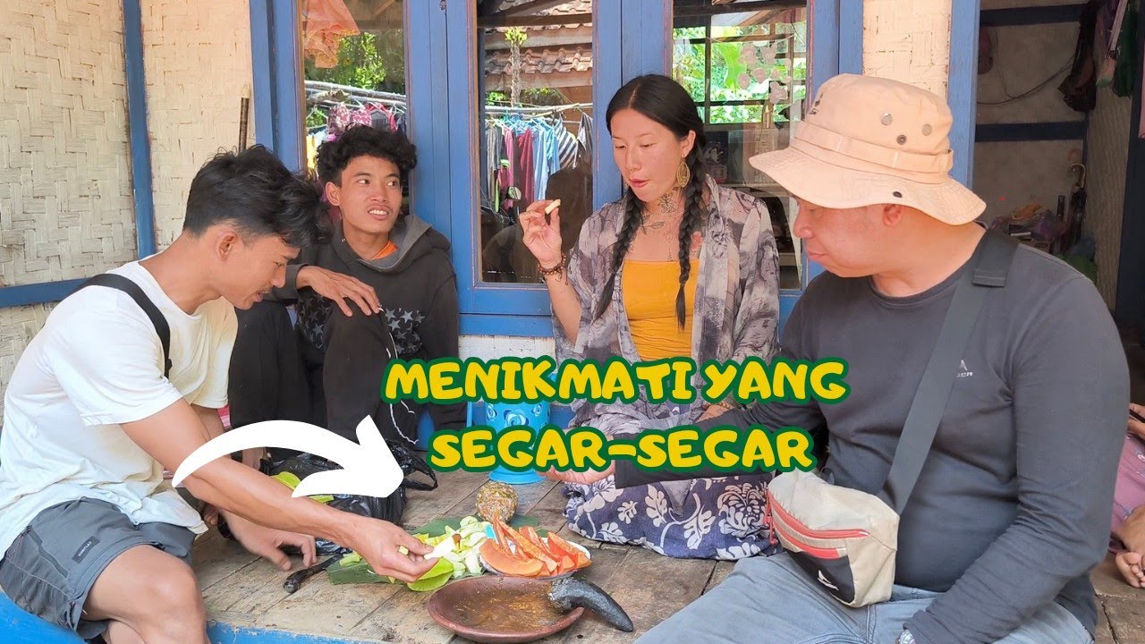 Menikmati Damainya Suasana Kampung Sambil Makan Rujak Buah Bersama
