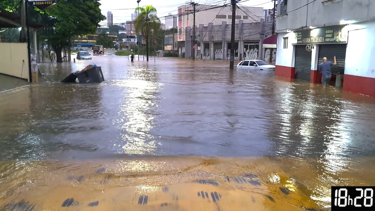 Inundações paralisam tráfego de veículos nas margens do rio Sorocaba