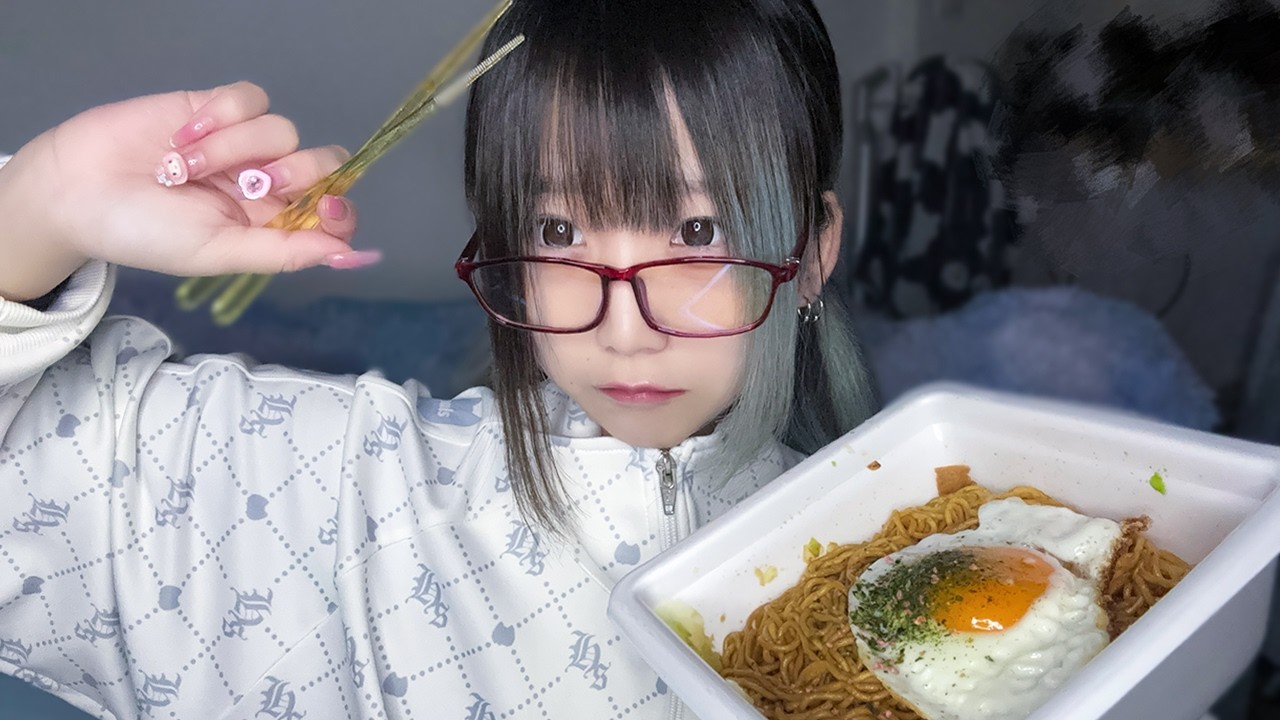 カップ焼きそばに目玉焼きをのせる、これ自炊とす。