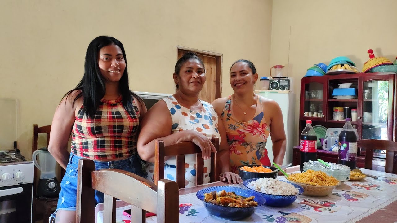 A CROCHÊTEIRA TOINHA PREPAROU UMA GALINHA CAIPIRA PRA ALMOÇAR COM A CROCHÊTEIRA ILEIDA 