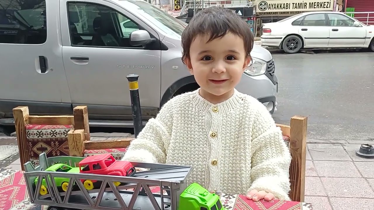 Yeni Araba Mutluluğu😂🤸😍 Somer yeni Taşıyıcı Tırını çok sevdi🚚🎉      #oyun #araba #çocukvideoları 