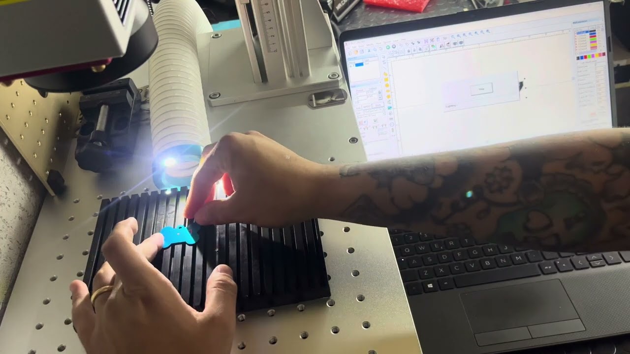 Incisione laser fibra su medaglietta da collare per animali