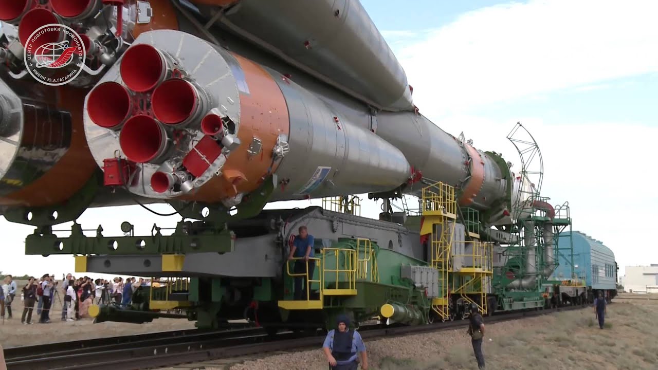Вывоз и установка ракеты-носителя на космодроме Байконур