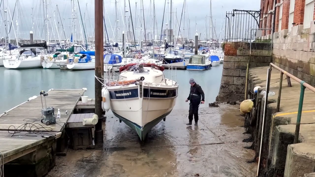 Meandering Molly ep2: Cornish Crabber 26 drying out against the piles to clean below the waterline