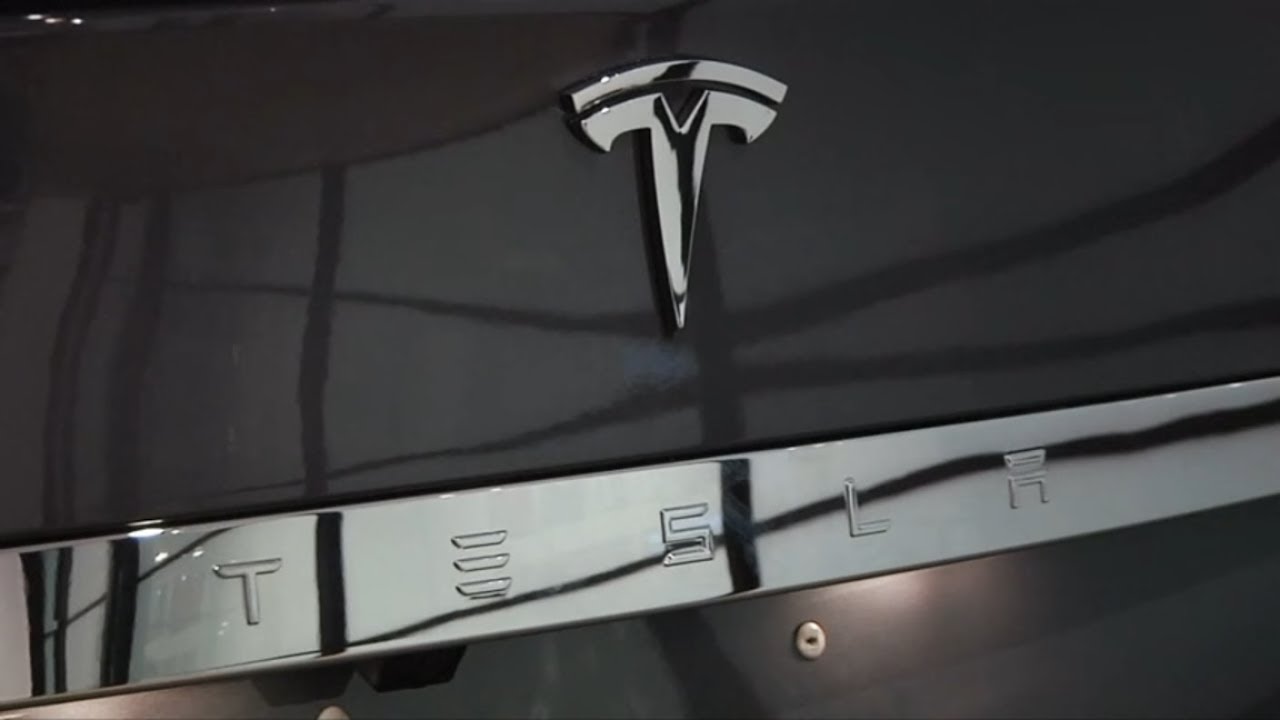 AUTONOMES FAHREN: Tesla rast &uuml;ber Highway - Fahrer schl&auml;ft