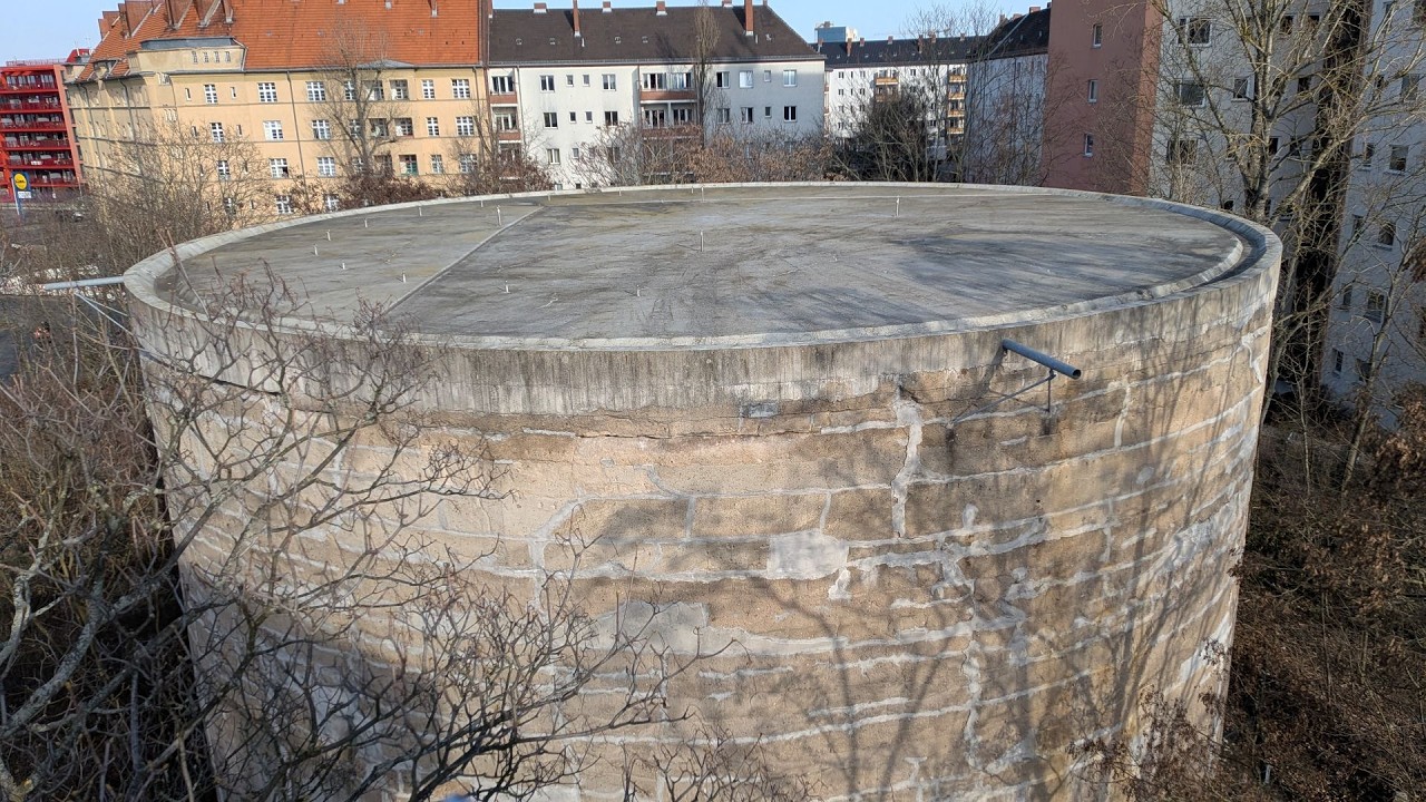 Der Schwerbelastungskörper in Berlin-Tempelhof - Aussicht über Berlin - Bahnhof Südkreuz