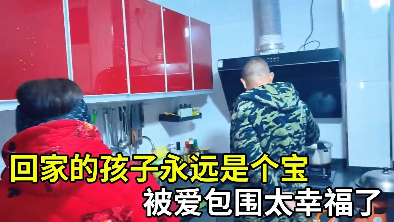 回家的孩子永远是个宝，爸妈的关心无微不至，被爱包围的感觉，真的太幸福了。【胖子视界】#记录真实生活 #搞笑 #美食 #家庭日常