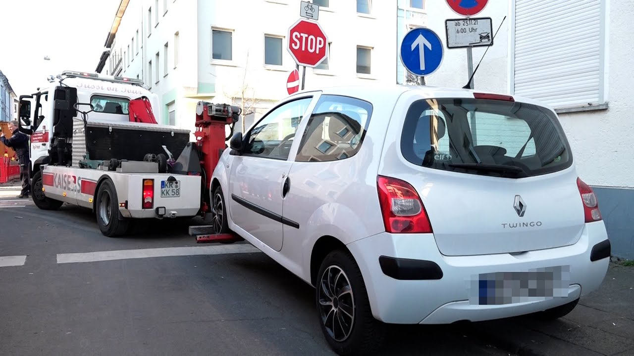 Feuerwehr kommt nicht durch! Falschparker behindern Einsatzkräfte - Wohnungsbrand in Krefeld | 4.3.