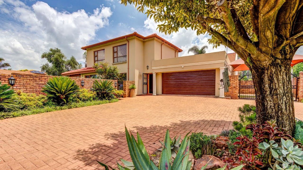STUNNING DOUBLE-STOREY FAMILY HOME IN SECURE SANTORINI ESTATE, POMONA!