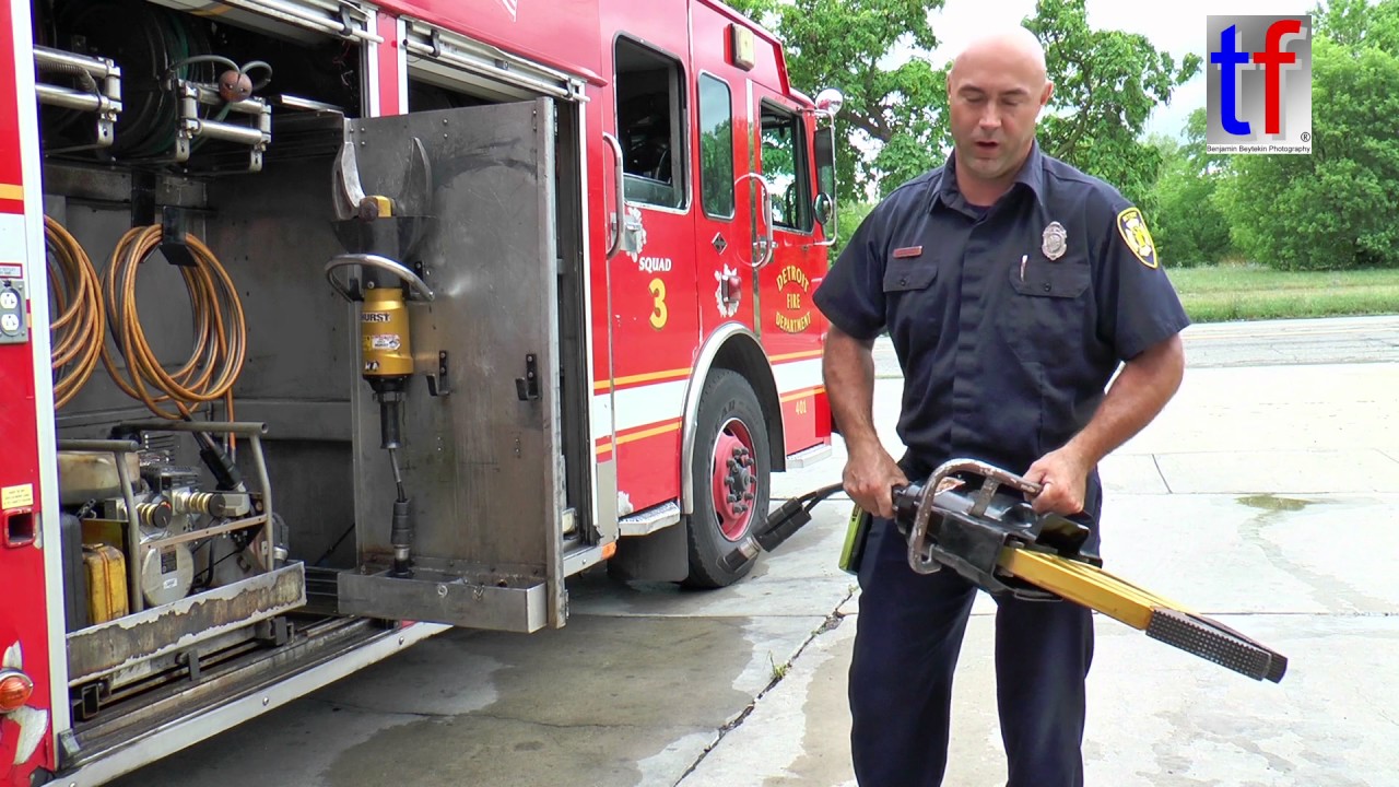 Detroit Fire Department: Firefighter Tom explains what a Squad does - SQUAD 3, 08/16/2016.