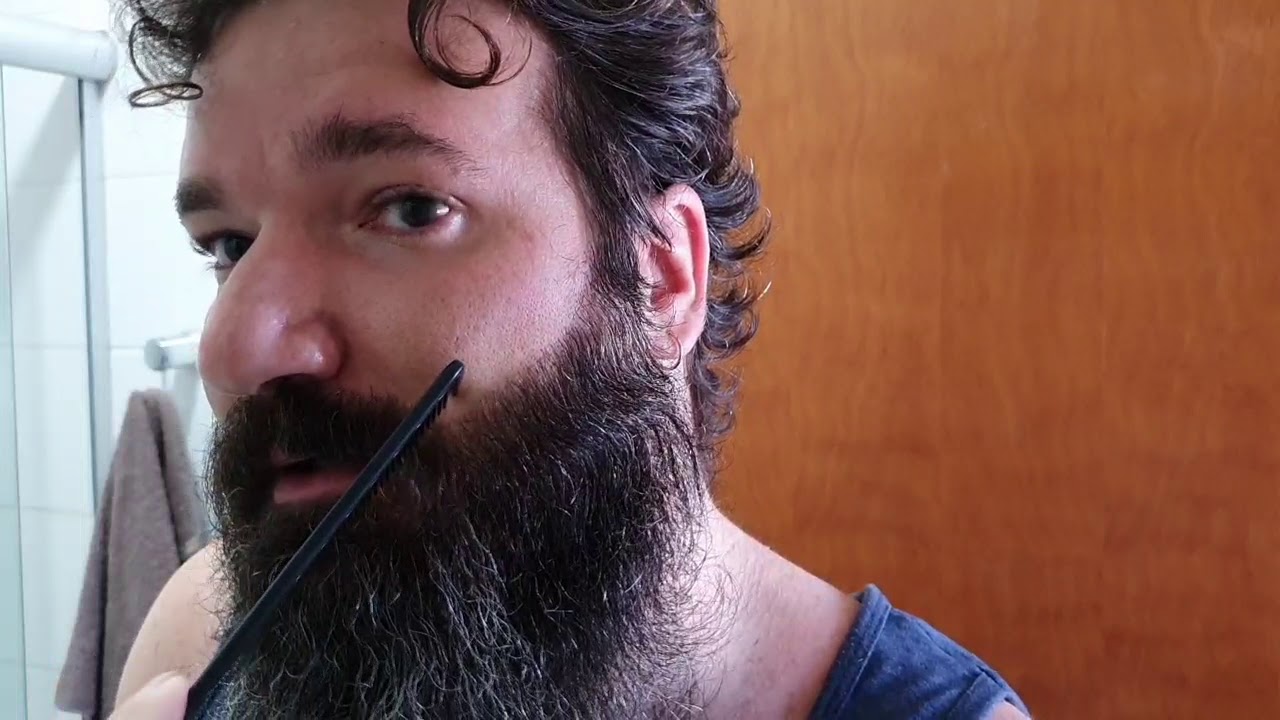 Aparando a Barba em casa durante a quarentena.