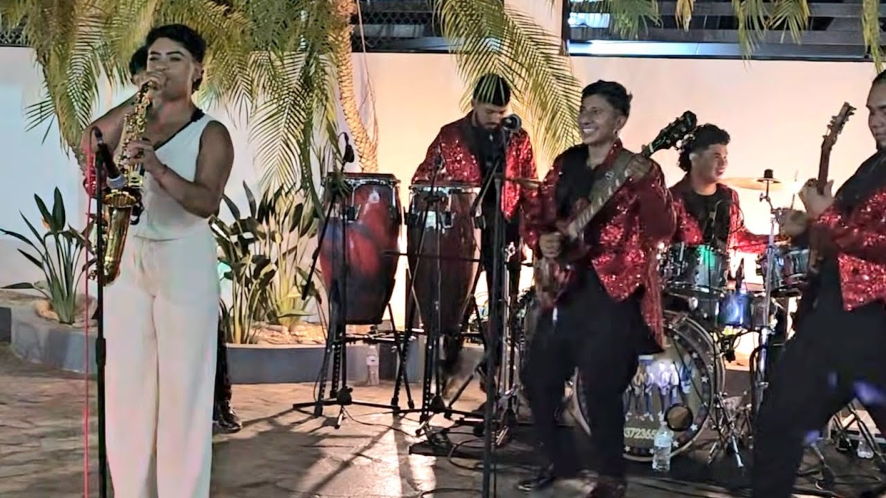 La Saxofonista Kriss con Grupo F.L
