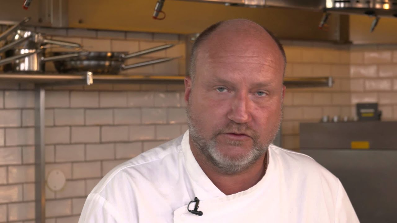 Nisse Molinder visar hur man tillagar skreirom