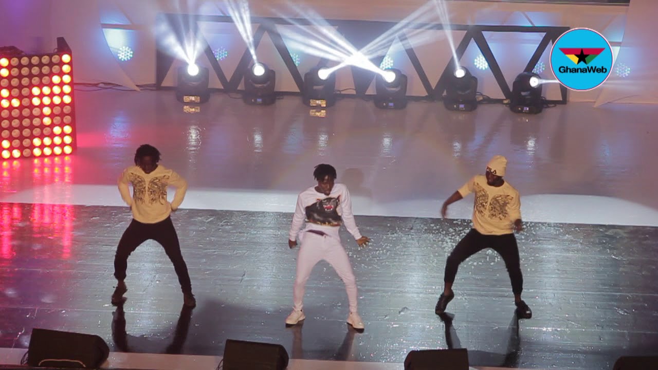 Fans go crazy over Fancy Gadam's dance moves at #D2R2017- Part 1