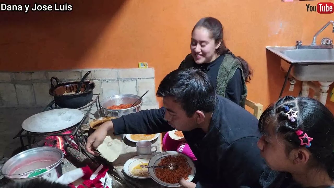 En familia disfrutamos de una sopa, huevos con chorizo y un rico atolito 😋