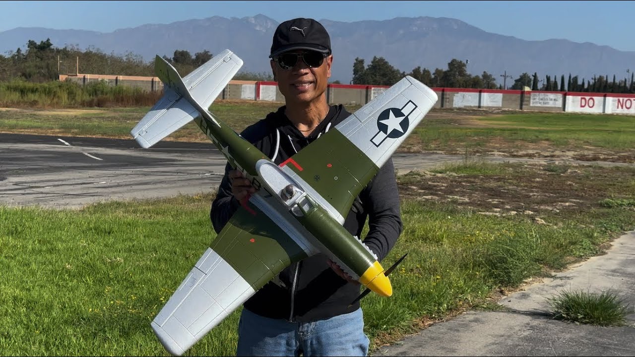 НОВИЧОК-ПАПА ЛЕТИТ НА СВОЕМ ПЕРВОМ РАДИОУПРАВЛЯЕМОМ P-51D MUSTANG!
