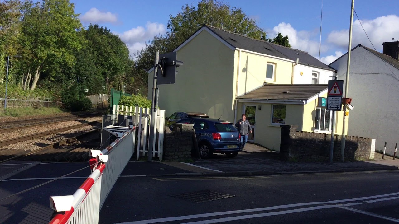 *MAJOR MISUSE* Pencoed High Street Station Level Crossing (Bridgend) Saturday 19.10.2019