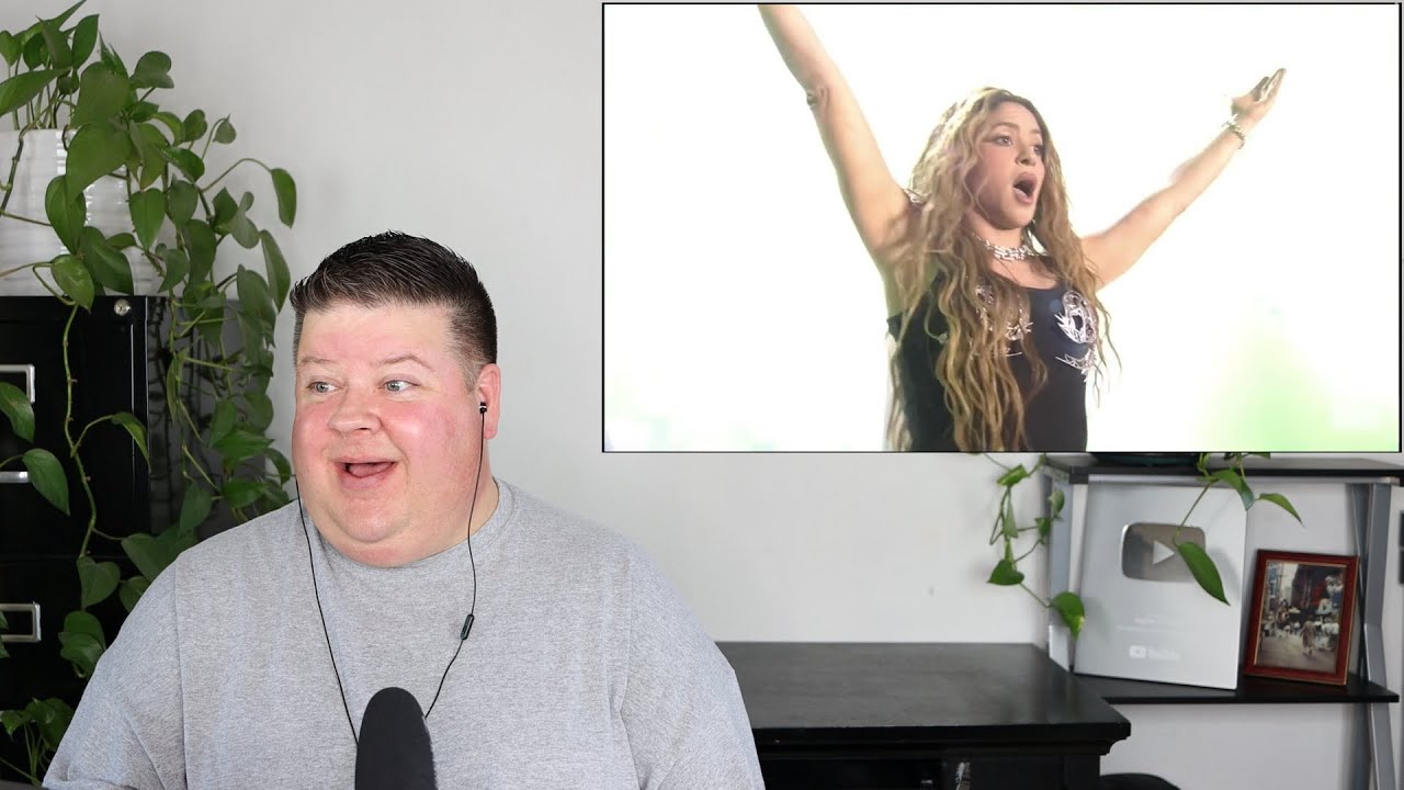 Vocal Coach Reacts to Shakira - Times Square Live