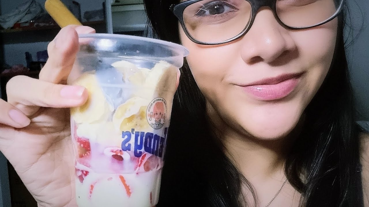 ASMR comiendo fresas y banana con leche condensada + leo dos historias que me enviaron