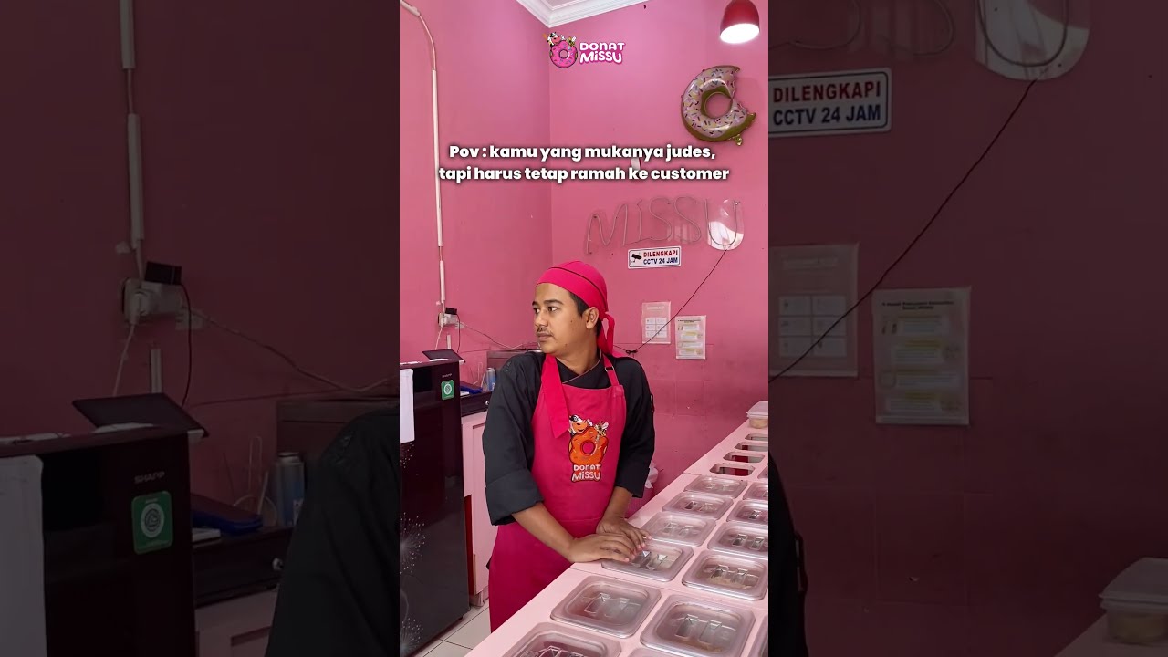 Punya muka judes tapi tetep harus layanin customer
