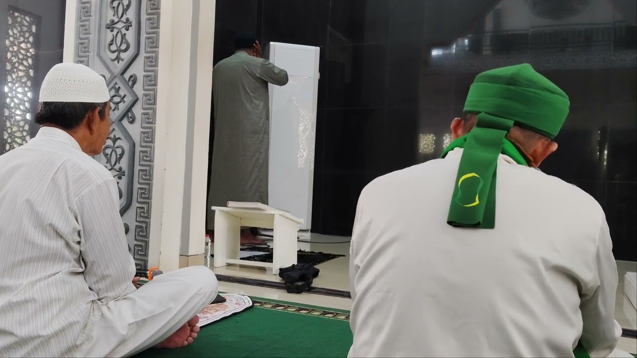 Adzan menjelang sholat jum'at
