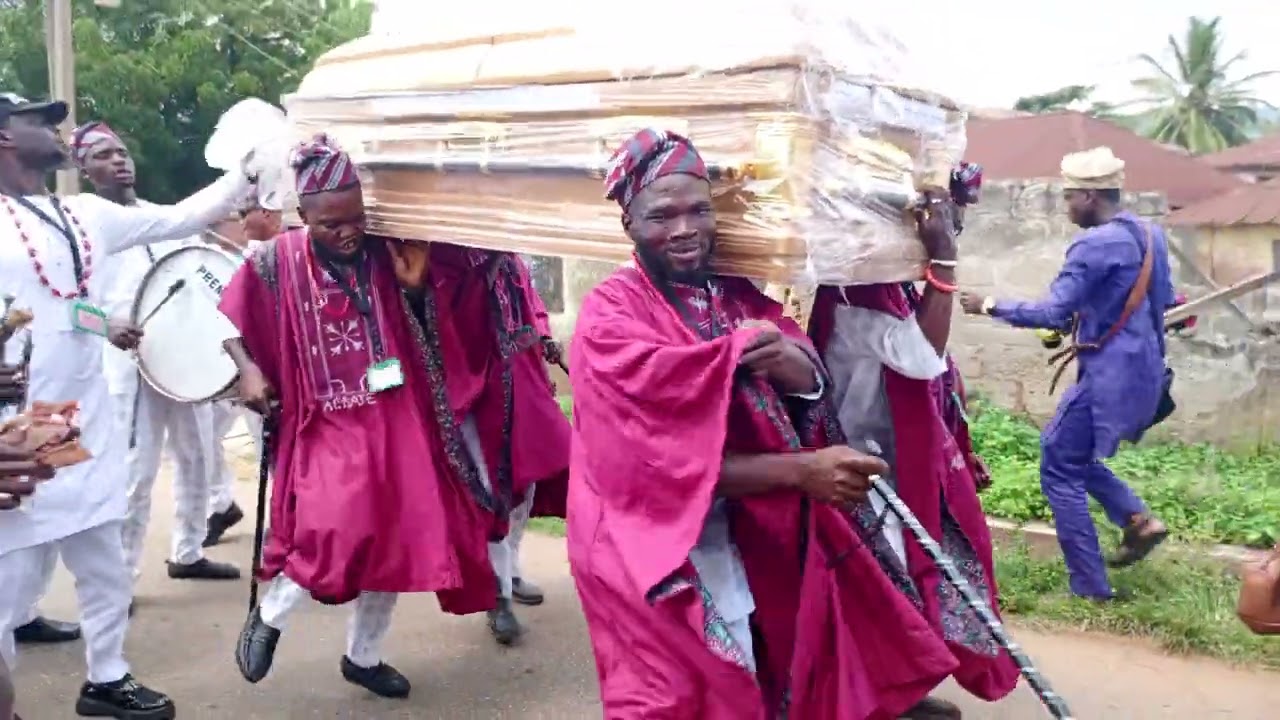 Arrival of Pa Ogunjobi's body at S/29 Ogosi Oge, Okeagbe Akoko now on Fresh Focus Media'