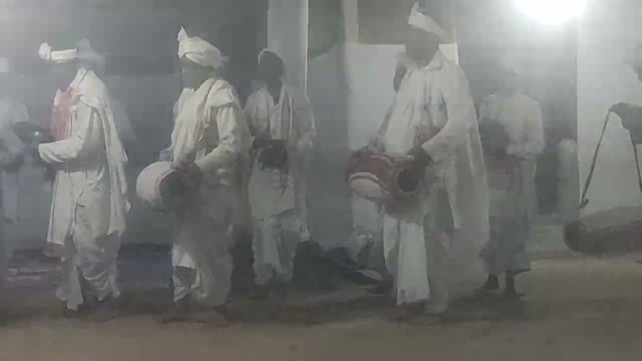 মায়ামৰা সম্প্ৰদায়ৰ গায়ন-বায়ন পৰিবেশনৰ এক দৃশ্য আগবঢ়ালোঁ//স্থান:সৰুহুজ