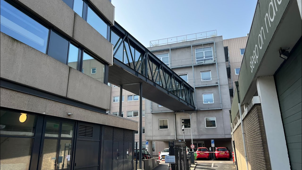 Ressortsparket Openbaar Ministerie Arnhem met loopbrug verbonden aan Paleis van Justitie 