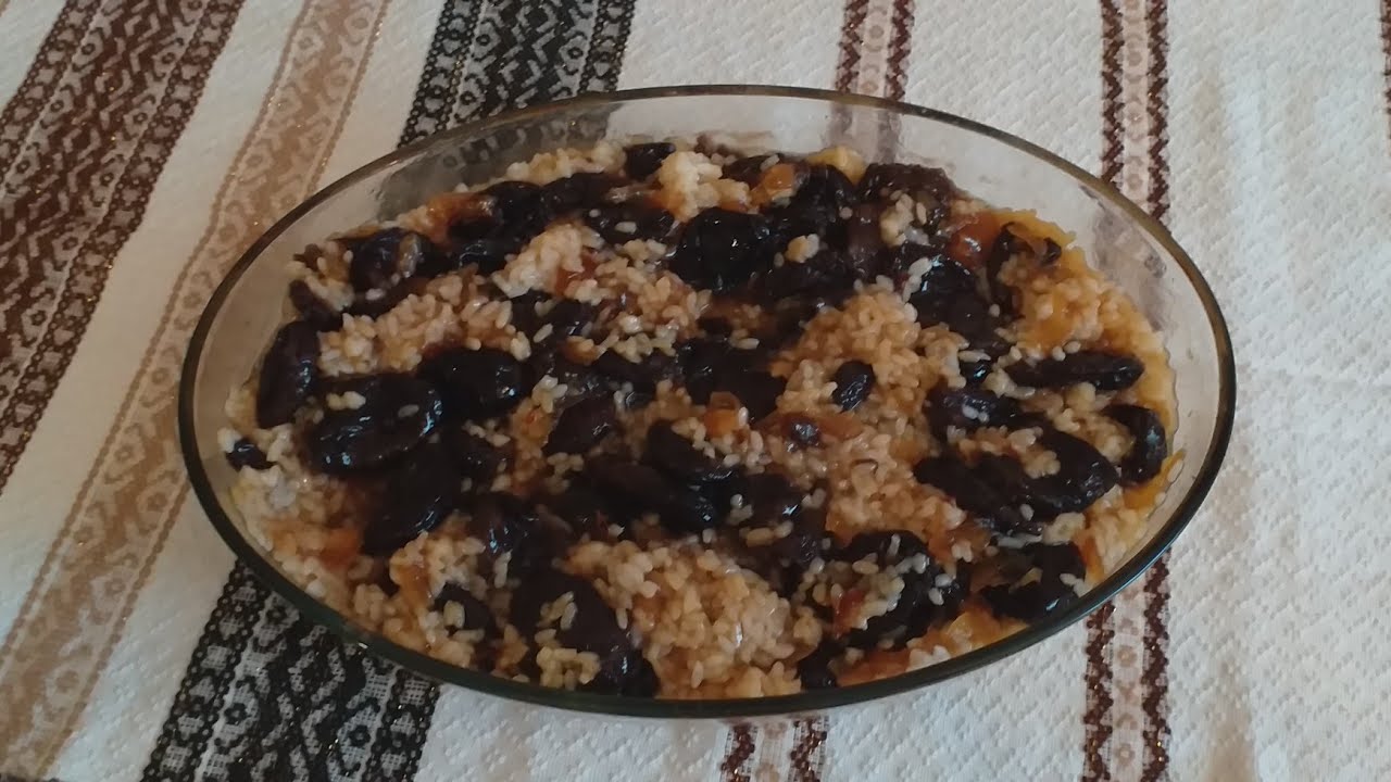 Prune uscate, cu ceapă caramelizată și orez.