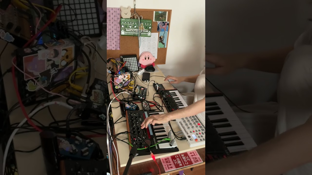 Live Synths use headphones or stereo speakers (it’s with panning)
