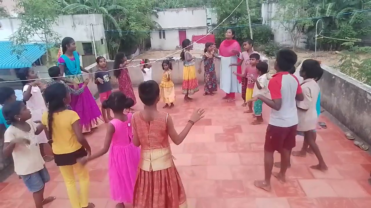 கோழி தன் குஞ்சிகலை கூட்டி சேர்ப்பது போல........
