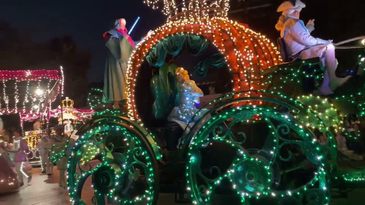 アメリカ ロサンゼルスのディズニーランドのエレクトリカルパレード ELECTRICAL PARADE 娘の誕生日祝いに皆んなでディズニーランドに行きました。とても楽しかったです。皆さまもぜひ行ってね。