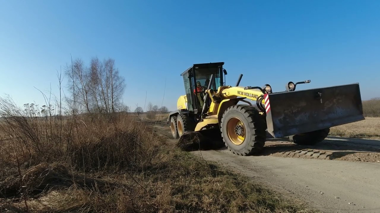 RÓWNANIE DROGI gruntowej - przełamanie i podpięcie pod rów.