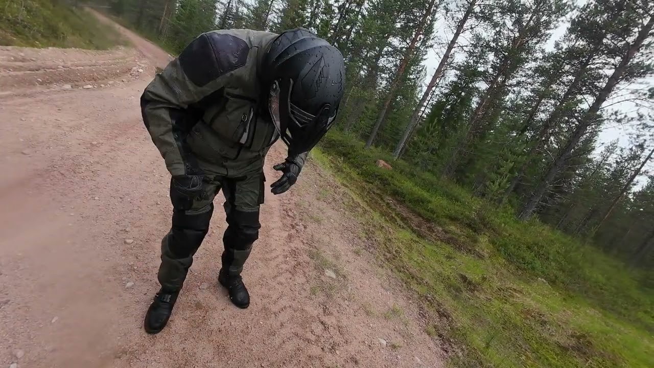 Moottoripyörällä Rovajärvellä.