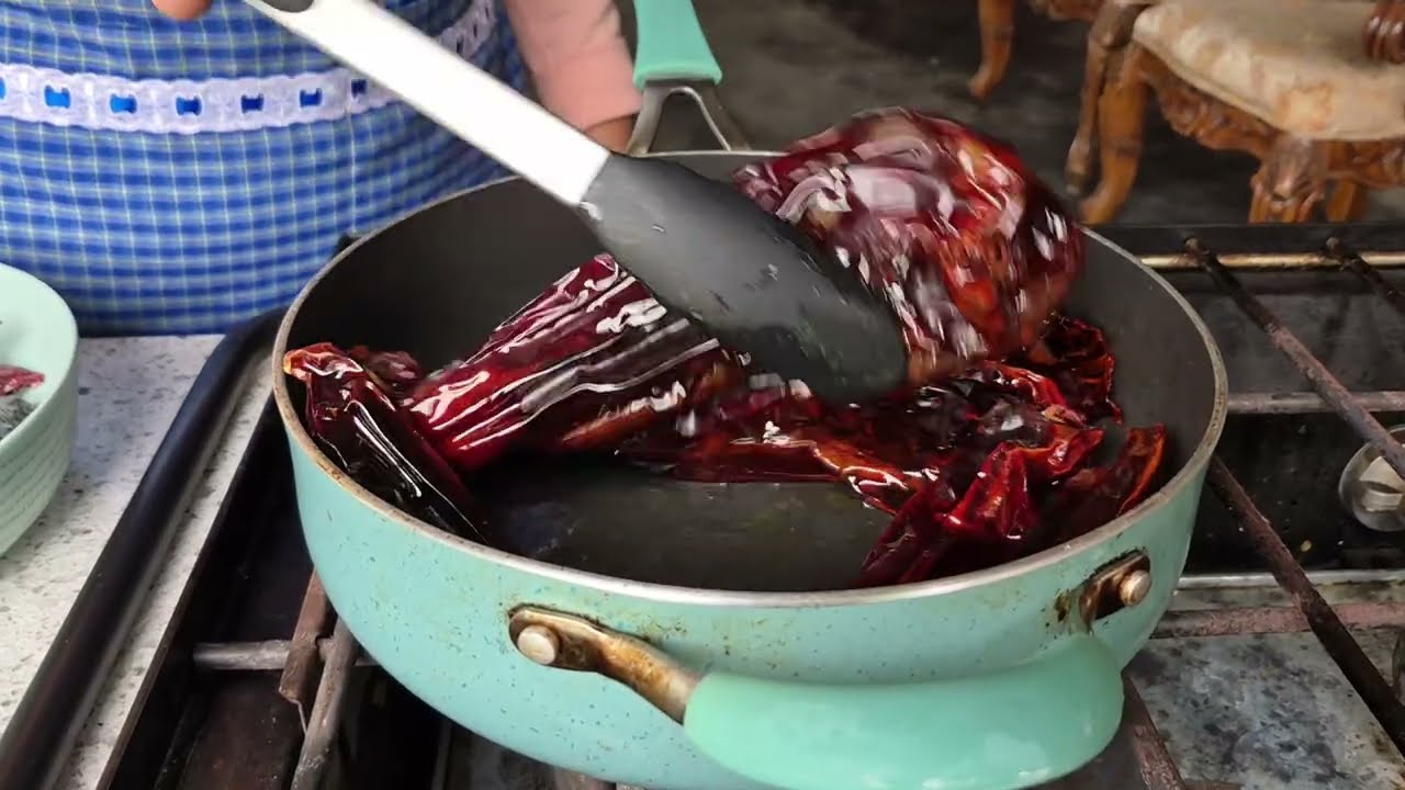 EMPANADAS CON HOJA SANTA y chile rojo ,así lo preparo con carne de puerco 