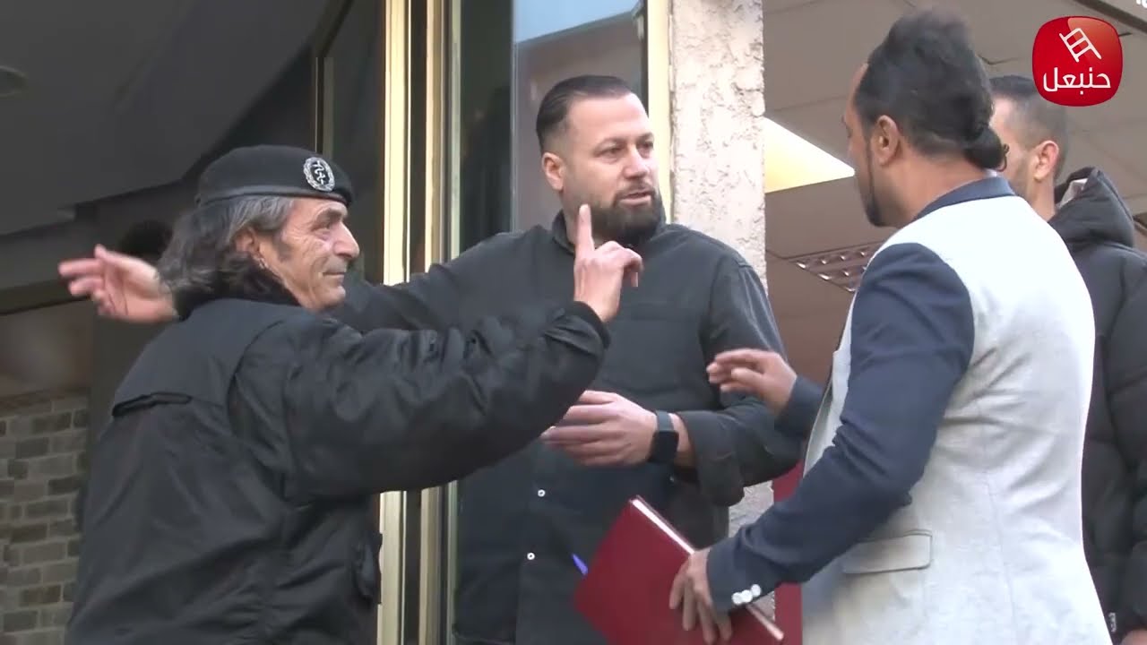 #الكاميرا_الخفية : عند الحجام في نيس سخف عليه وعطاه رصاتلو يبحث وراه😂🤣