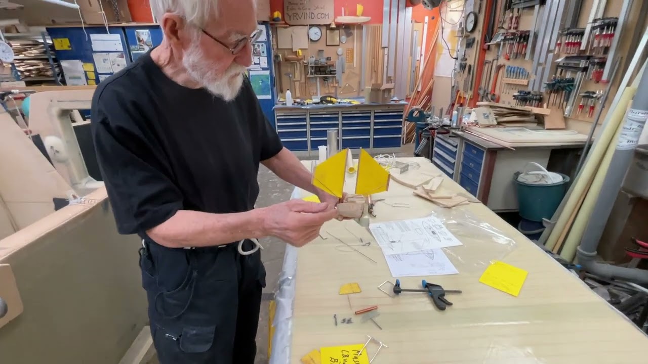 Solving the Ljungström gooseneck problem or how to attach the boom when the  mast is rotating.