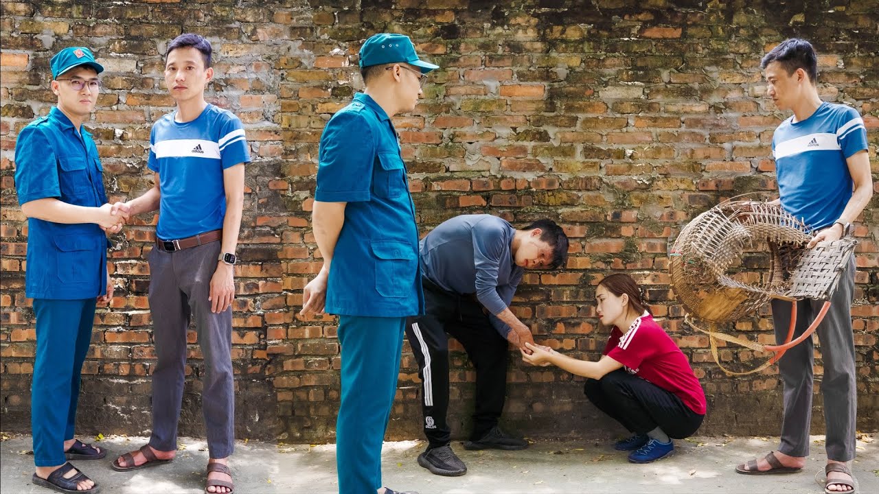 FIRST CLUES: Tuan helped Hoa report to the police, the scene of the incident was reconstructed