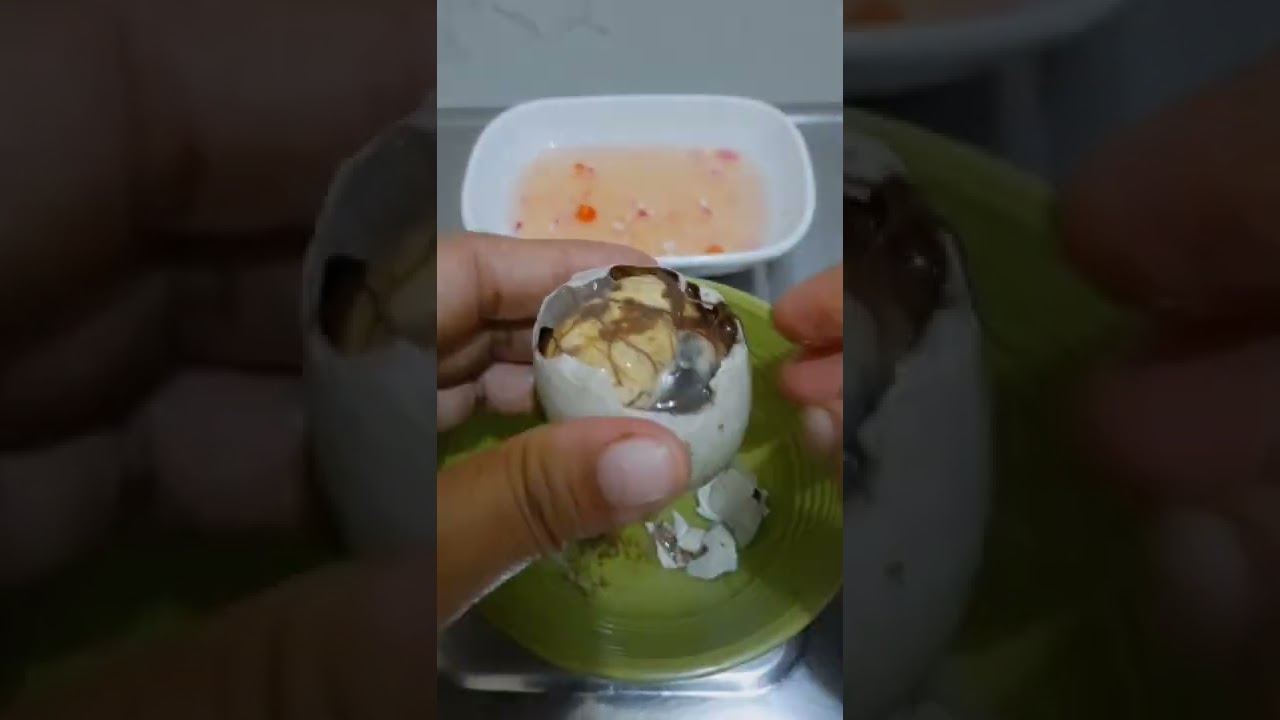 WHAT'S INSIDE THE BALUT | FERTILIZED DUCK EGG | FAMOUS FILIPINO STREET FOOD 🥚 #streetfood #shorts