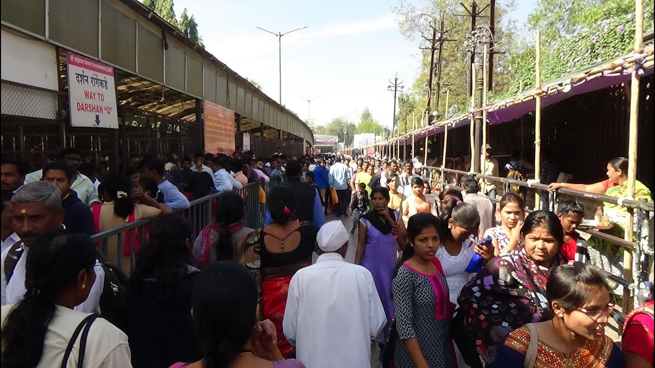 Walking in India amongst 1000s of Sai Baba Pilgrims looking around the shops near Shirdi Temple.....